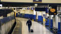 Cestujúci kráča na stanici Euston počas štrajku pracovníkov v železničnej, námornej a nákladnej doprave v Londýne.
