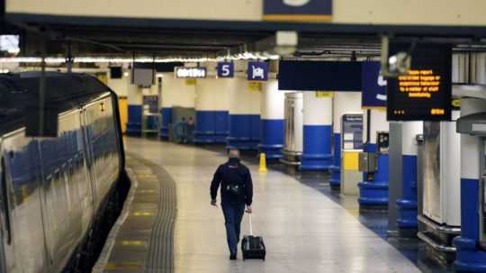 Cestujúci kráča na stanici Euston počas štrajku pracovníkov v železničnej, námornej a nákladnej doprave v Londýne.