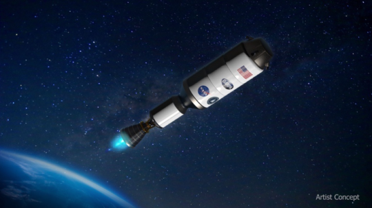 Na ilustračnej snímke vesmírna raketa s motorom na jadrový pohon.