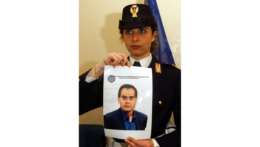 Na archívnej snímke z 6. apríla 2007 policajtka ukazuje fotografiu mafiánskeho bossa Mattea Messinu Denara v Palerme.