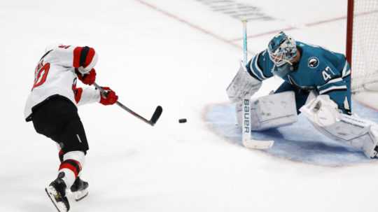 Tomáš Tatar z New Jersey Devils strieľa gól v nájazdoch brankárovi Jamesovi Reimerovi zo San Jose Sharks.
