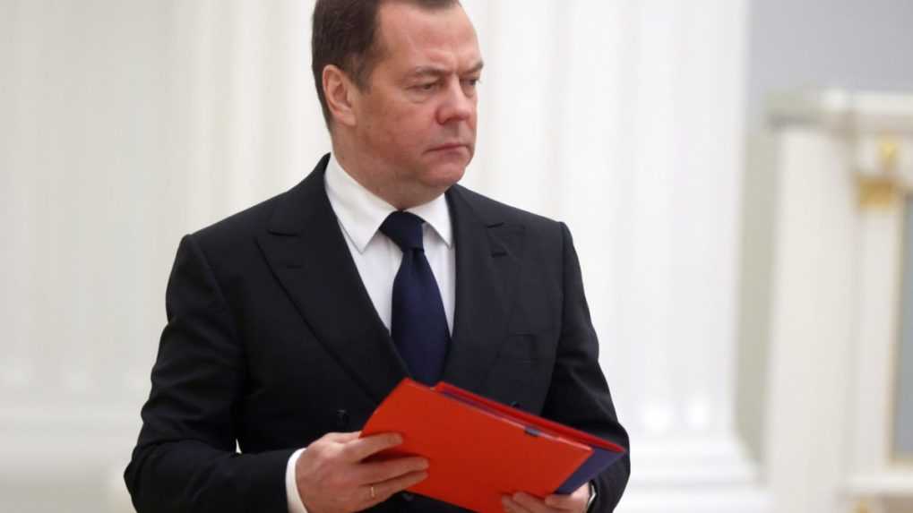 Porážka Ruska by mohla spustiť jadrovú vojnu, tvrdí Medvedev