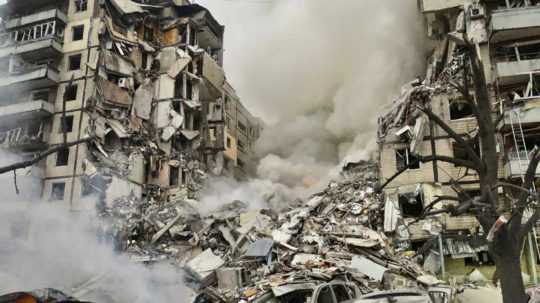 Výšková obytná budova v Dnipre, ktorú zasiahol raketový útok ruskej armády.