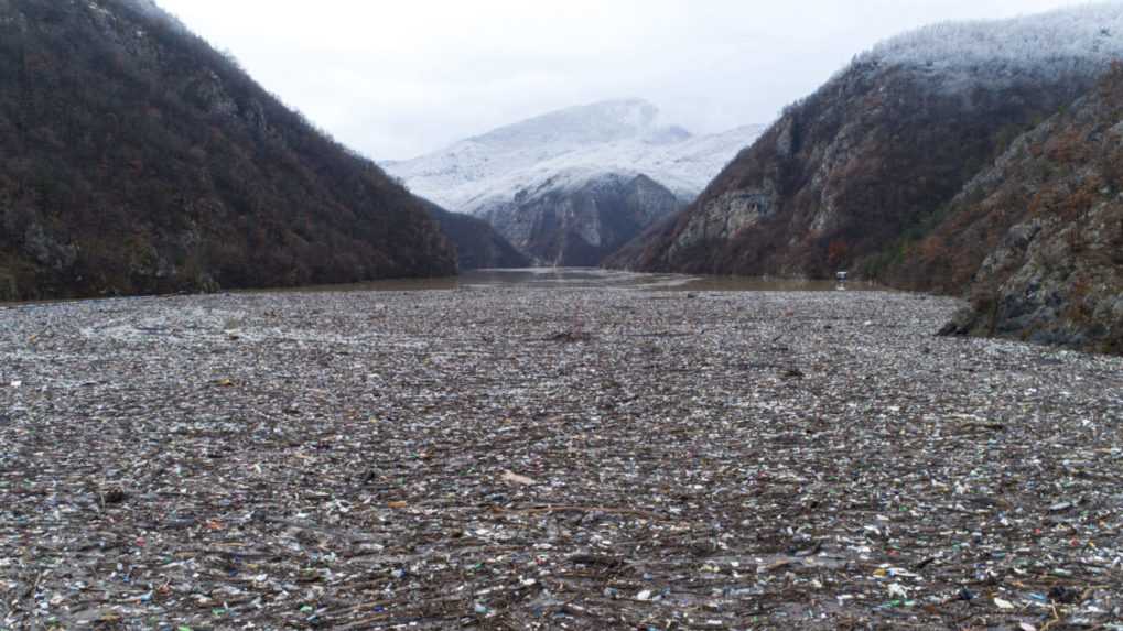 Na hladine rieky Drina pláva obrovské množstvo odpadu