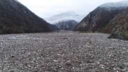 Na snímke plávajúca skládka, ktorú tvorí množstvo plastových fliaš, sudy a ďalší odpad, ktorý znečisťuje rieku Drina.