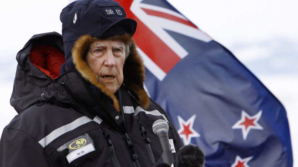 Novozélandský horolezec Edmund Hillary zažil prvý sneh až v šestnástich rokoch