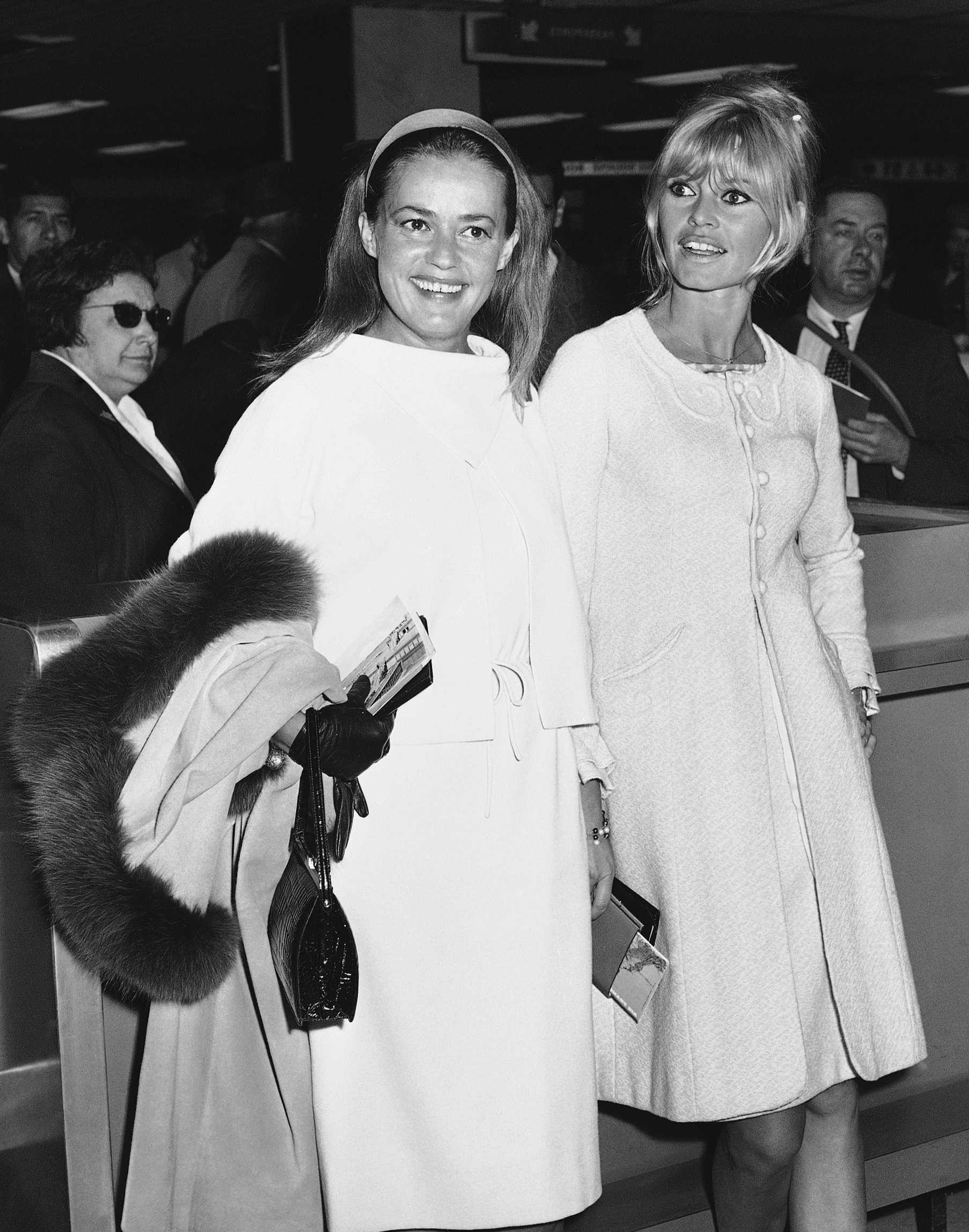 Na archÃƒÂ­vnej snÃƒÂ­mke z 26. mÃƒÂ¡ja 1965 francÃƒÂºzske hereÃ„Âky Jeanne Moreau (vÃ„Â¾avo) a Brigitte BardotovÃƒÂ¡ prichÃƒÂ¡dzajÃƒÂº na parÃƒÂ­Ã…Â¾ske letisko Orly.