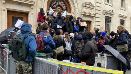 Stredoškolskí študenti na protest blokujú v Paríži vchod do školy.