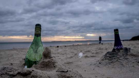 Prázdne fľaše šampanského zostali na pláži Baltského mora v Scharbeutzi na severe Nemecka.