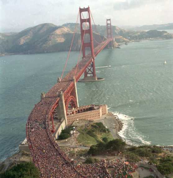 Státisícový dav ľudí prechádza po moste Golden Gate v San Franciscu v roku 1987.