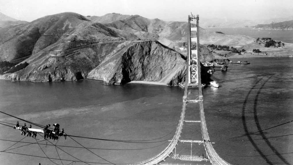 Na archívnej snímke z roku 1935 výstavba mosta Golden Gate v San Franciscu.
