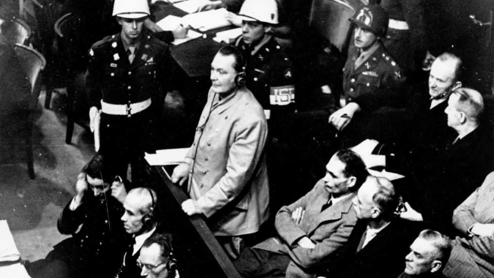 Na archívnej snímke Hermann Göring, ústredná postava Norimberského procesu, stojí v súdnej sieni.
