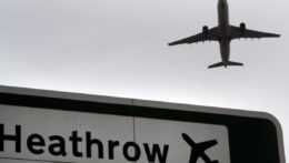 Na archívnej snímke tabuľa s nápisom letisko Heathrow sa nachádza neďaleko letiska v Londýne.