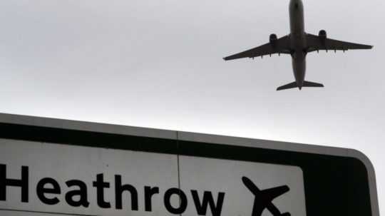 Na archívnej snímke tabuľa s nápisom letisko Heathrow sa nachádza neďaleko letiska v Londýne.