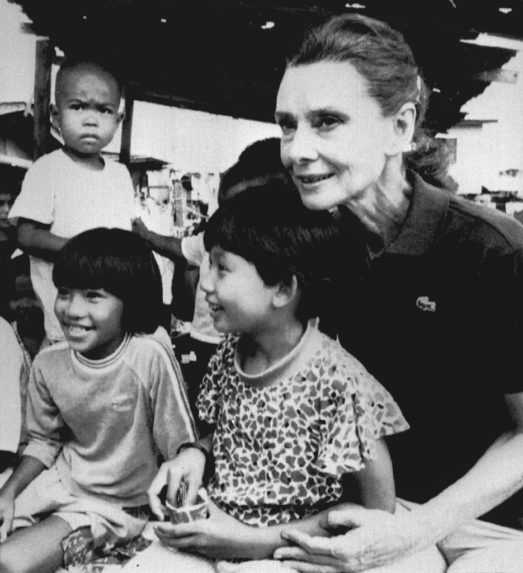 Americká herečka Audrey Hepburnová navštívila 31.10.1989 Bangkok (Thajsko) ako "vyslankyňa dobrej vôle" Detského fondu OSN.