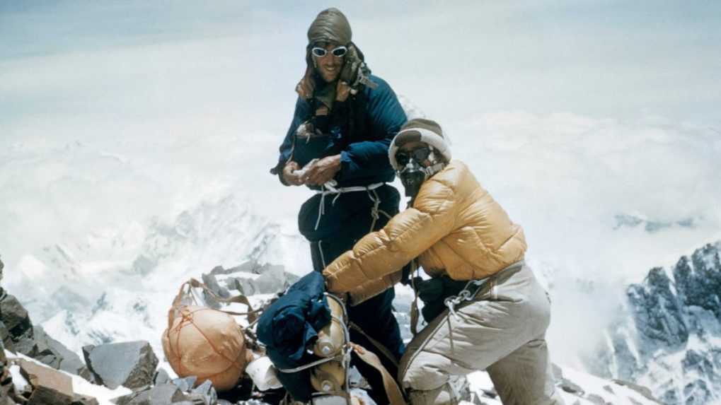 Na archívnej snímke Edmund Hillary (vľavo) a Tenzing Norgay deň pred výstupom na vrchol Everestu v roku 1953.