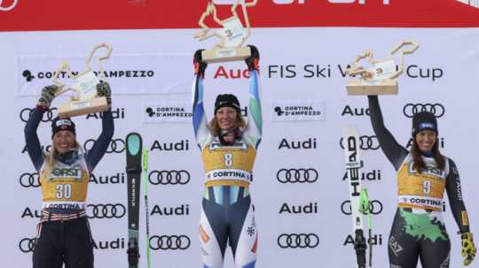 Slovinská lyžiarka Ilka Štuhecová (uprostred) sa teší na pódiu z víťazstva v zjazde Svetového pohára v alpskom lyžovaní.