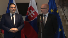 Na snímke zľava šéf českej diplomacie Jan Lipavsky a šéf slovenskej diplomacie Rastislav Káčer.