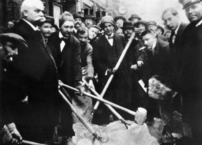 Jaroslav Hašek (štvrtý vľavo) a jeho priatelia spracovávajú ľad v hostinci "U Brejškov" na Spálenej ulici.
