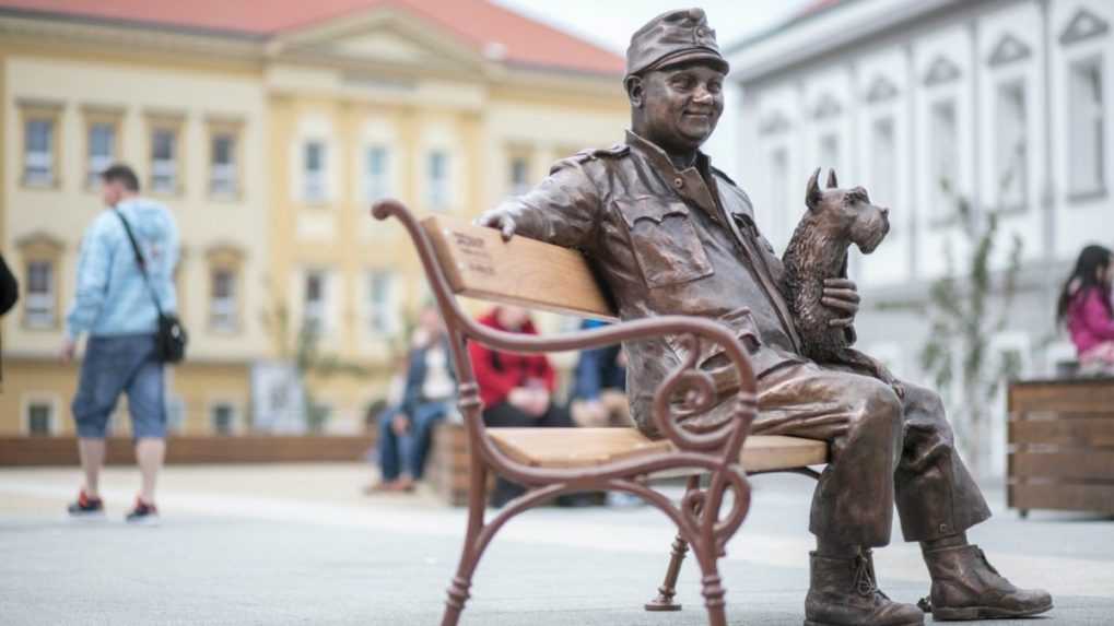 Pred budovou mestského úradu v Kralupoch nad Vltavou odhalili bronzovú sochu Josefa Švejka, ktorá zobrazuje hlavnú postavu Osudov dobrého vojaka Švejka Jaroslava Haška.