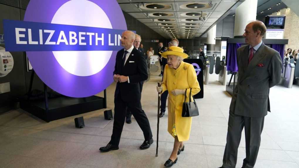 Na archívnej snímke zosnulá britská kráľovná Alžbeta II. na otvorení novej linky londýnskeho metra Elizabeth Line v máji 2022.