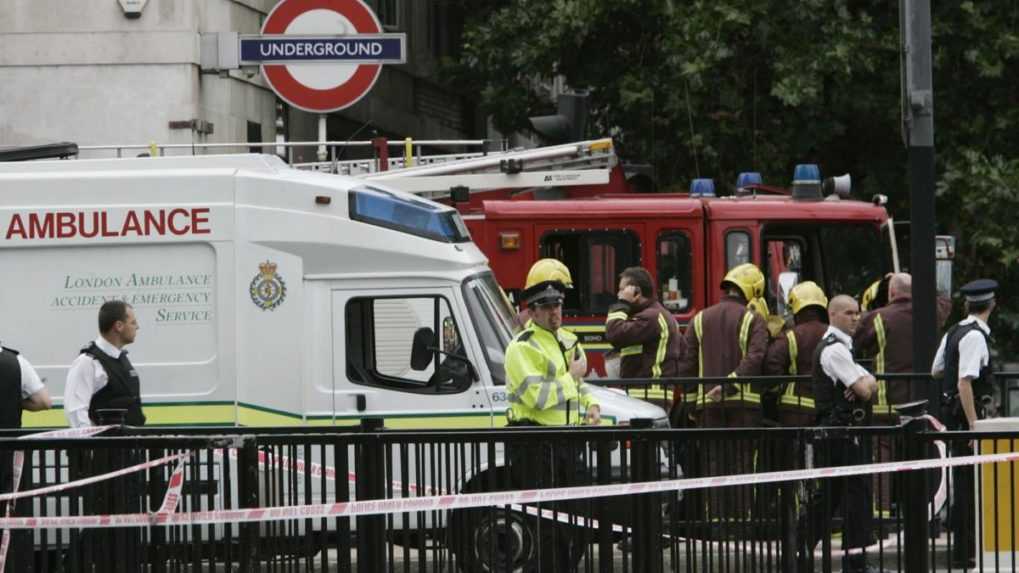 Policajti a požiarnici sa zhromažďujú pred stanicou metra Warren Street v centre Londýna v roku 2005.
