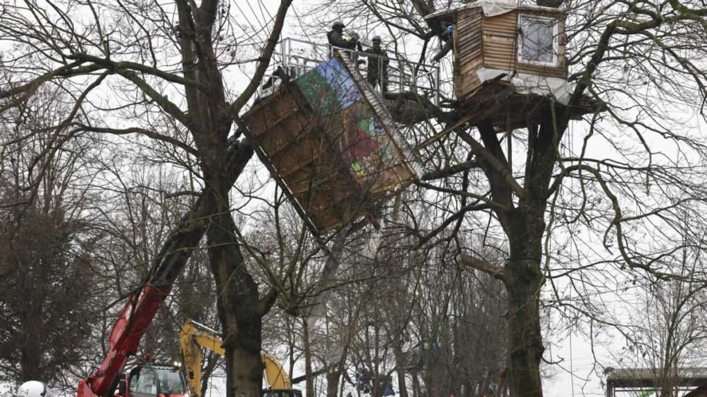 Policajti a pracovníci demolujú drevený dom na strome, ktorí si postavili klimatickí aktivisti.