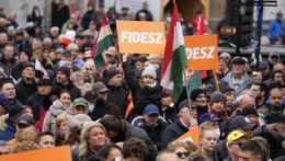 Ľudia s transparentmi maďarskej strany Fidesz.