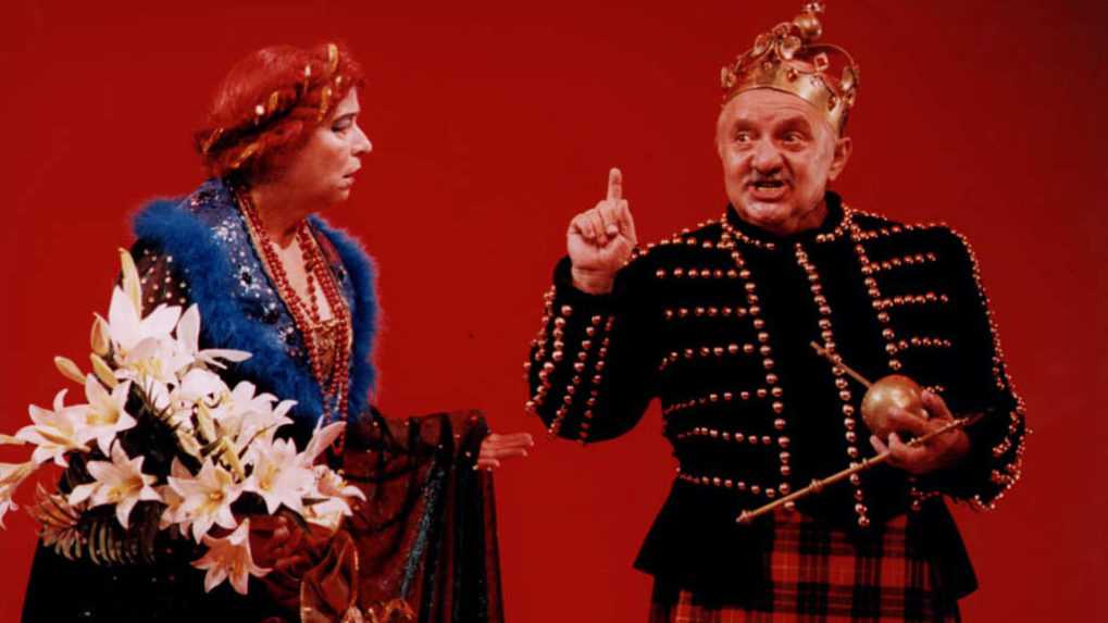 Na archívnej snímke slovenský herec Marián Labuda (vpravo) v divadelnej hre Macbeth.