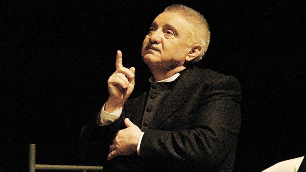 Herec Marián Labuda ako kontroverzná postava slovenských dejín Jozef Tiso v Divadle Aréna.