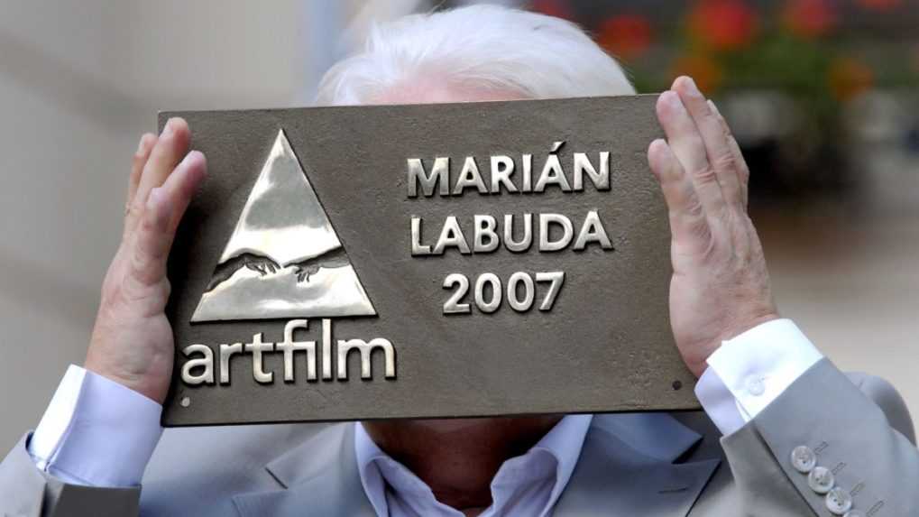 Slovenský herec Marián Labuda sa skrýva za bronzovú tabuľku so svojím menom.