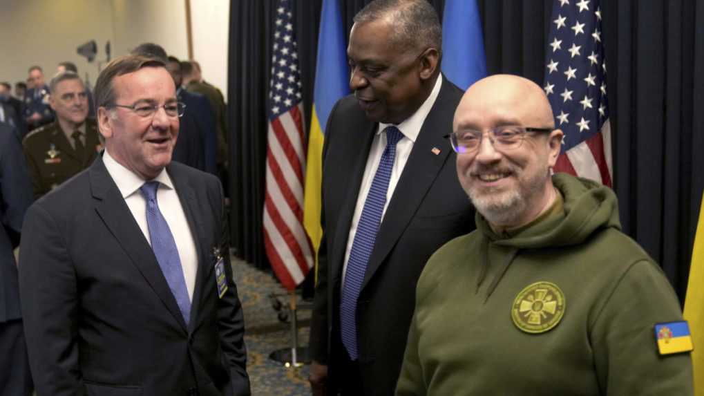 Zľava nemecký minister obrany Boirs Pistorius, americký minister obrany Lloyd Austin a ich ukrajinský rezortný partner Oleksij Reznikov.