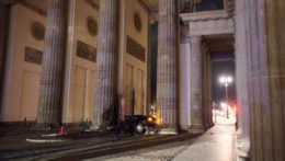 Osobné auto narazilo do jedného z pilierov Brandenburskej brány v Berlíne.