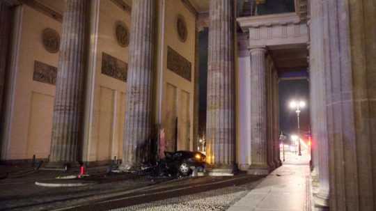 Osobné auto narazilo do jedného z pilierov Brandenburskej brány v Berlíne.