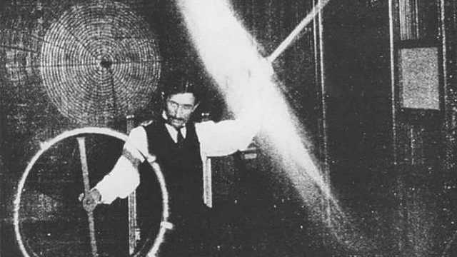 Na archívnej snímke priekopník elektrotechniky, geniálny americký vynálezca srbského pôvodu Nikola Tesla počas experimentu.