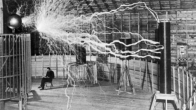 Na archívnej snímke priekopník elektrotechniky Nikola Tesla vo svojom laboratóriu v Colorado Springs.