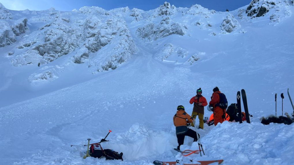 Lavíny v Nízkych Tatrách strhli dvoch lyžiarov