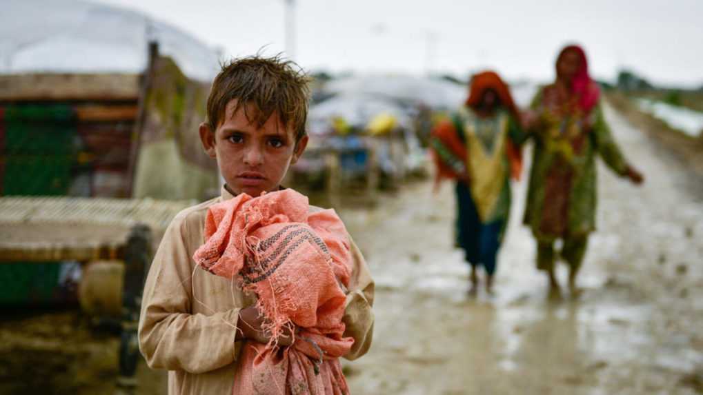 Milióny detí v povodňami postihnutom Pakistane bojujú o život