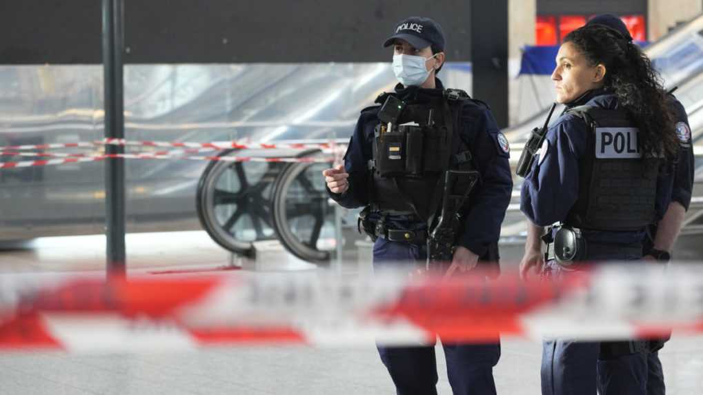 Útočníka z parížskej železničnej stanice obvinili z pokusu o vraždu