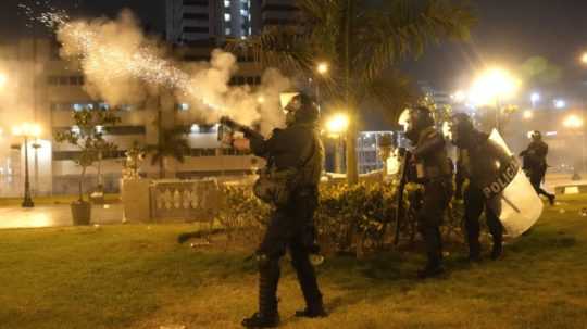 Policajti používajú slzotvorný plyn počas protivládneho protestu v Lime.