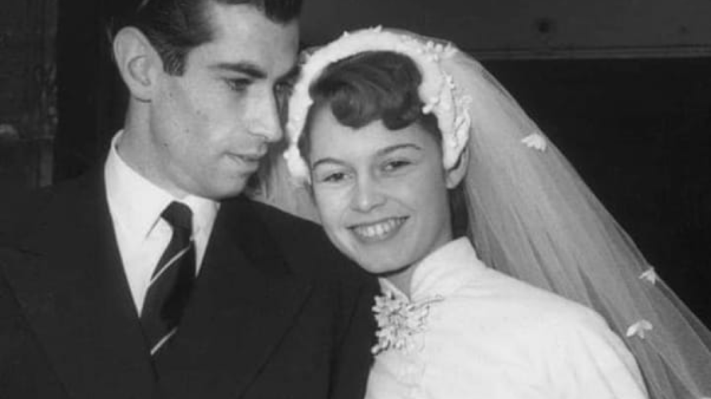 Na archívnej snímke novomanželia režisér Roger Vadim a herečka Brigitte Bardotová.