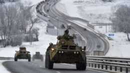 Na snímke konvoj ruských obrnených vozidiel sa presúva po diaľnici na polostrove Krym.