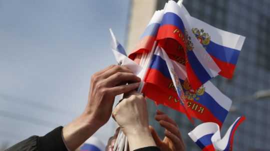 Na ilustračnej snímke ľudia s ruskými vlajkami v rukách.
