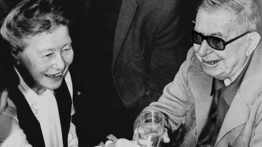 Francúzska spisovateľka Simone de Beauvoir (vľavo) a jej dlhoročný spoločník Jean Paul Sartre (vpravo) si pripíjajú v Paríži. v roku 1977.