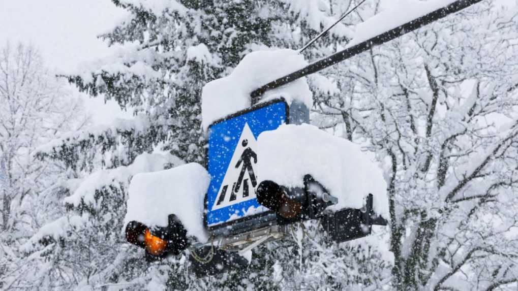 Sneženie a silný vietor spôsobili v Slovinsku dopravný chaos aj výpadky prúdu