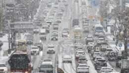Autá jazdia po snehovej pokrývke j juhokórejskom meste Suwon.