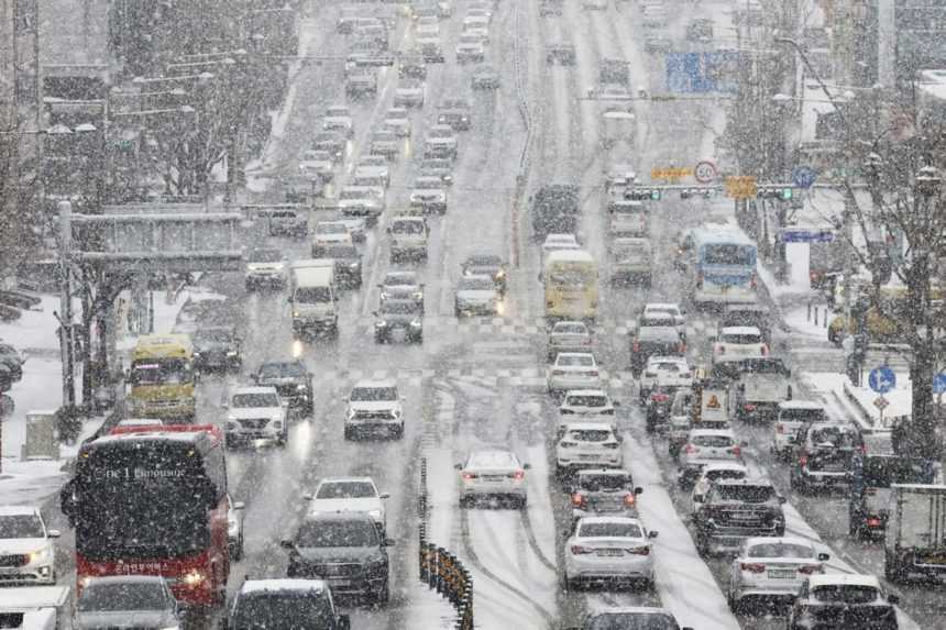 V Japonsku má sneh už päť obetí