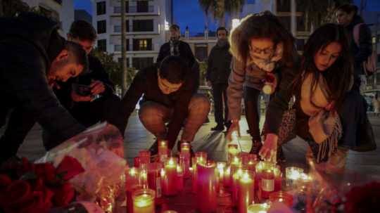 Ľudia zapaľujú sviečky na spomienkovom mieste pre zavraždeného kostolníka v španielskom meste Algeciras.