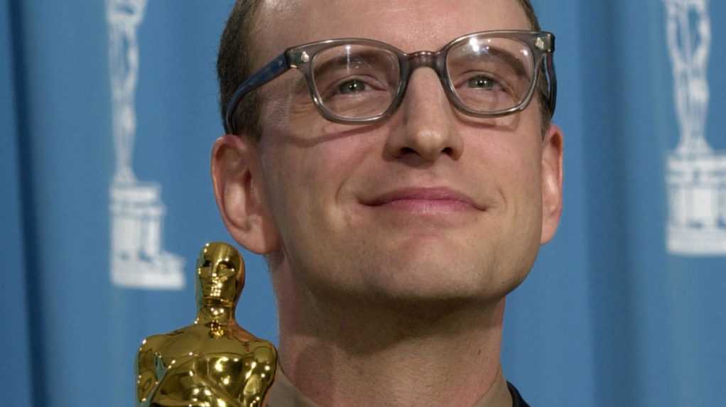 Režisér Steven Soderbergh drží Oscara za najlepšiu réžiu za film Traffic - Nadvláda gangov.