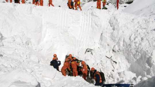 Záchranári hľadajú v snehu nezvestné osoby po lavíne, ktorá spadla na juhovýchode Tibetu.